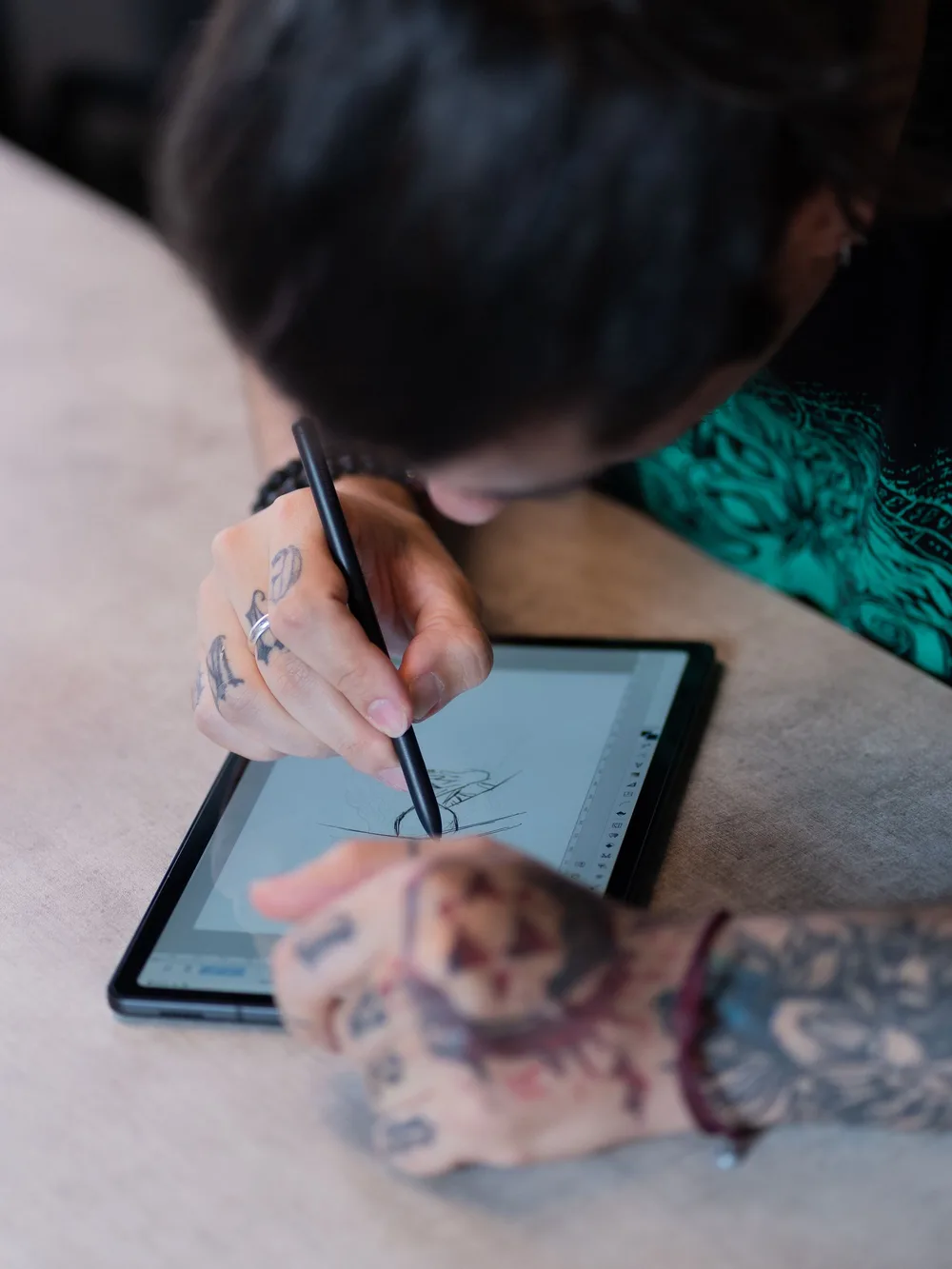 Dessin d'un projet de tatouage sur tablette graphique