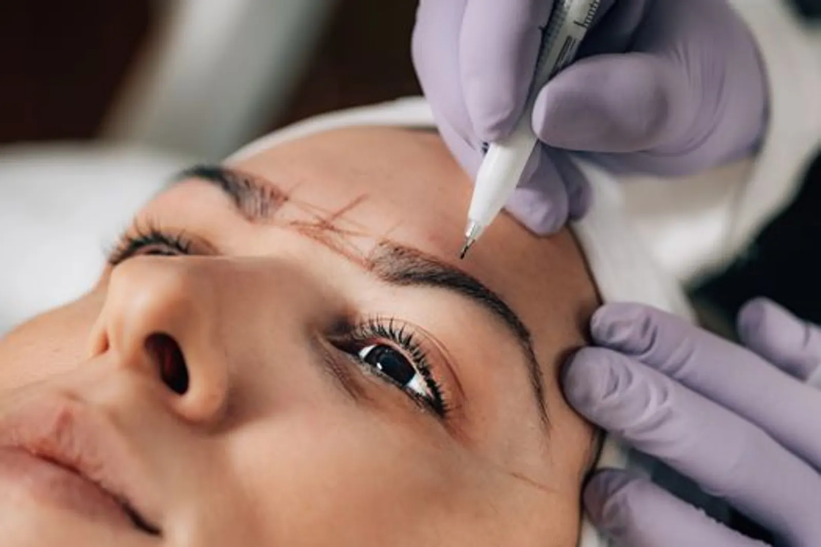 Tatouage des sourcils — Maquillage permanent chez AUREA Lab, Antananarivo