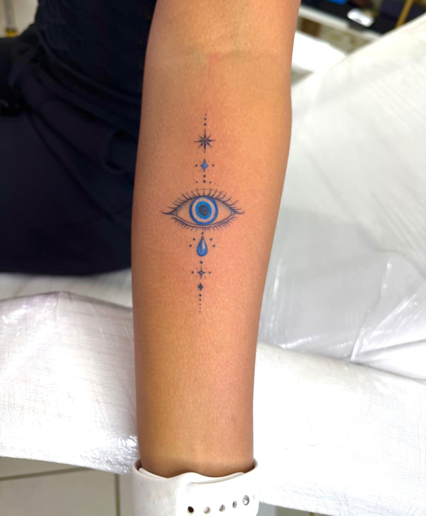 Œil protecteur et étoiles — tatouage réalisé au studio AUREA Lab, Antananarivo