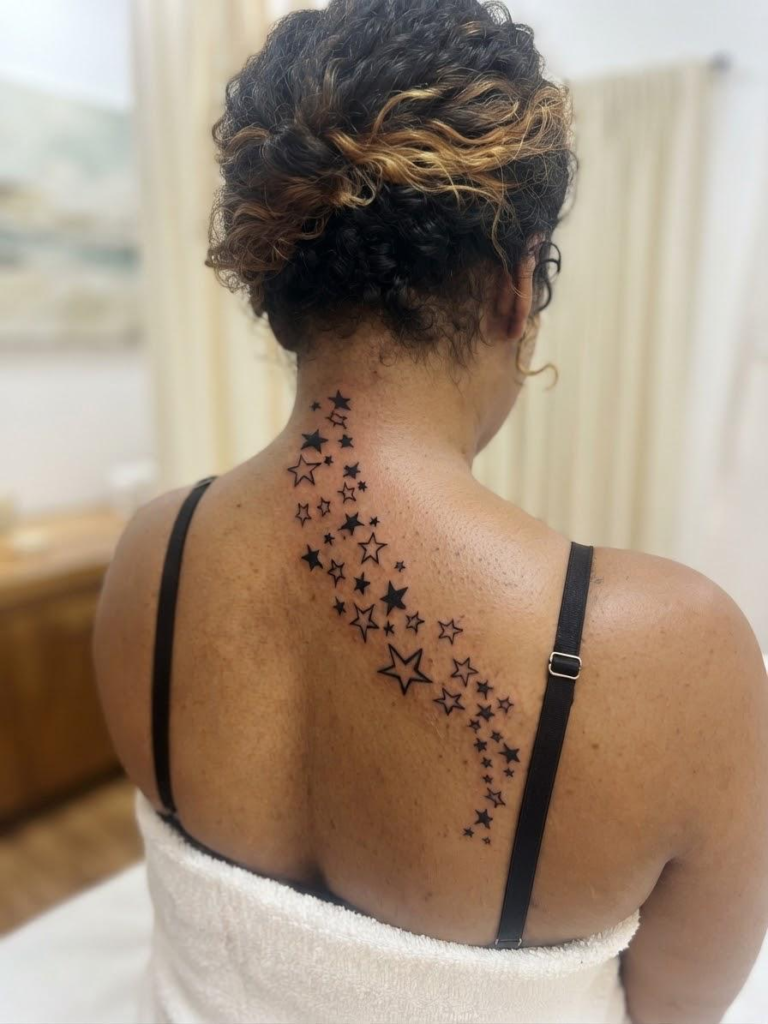 Pluie d'étoiles dans le dos — tatouage réalisé au studio AUREA Lab, Antananarivo