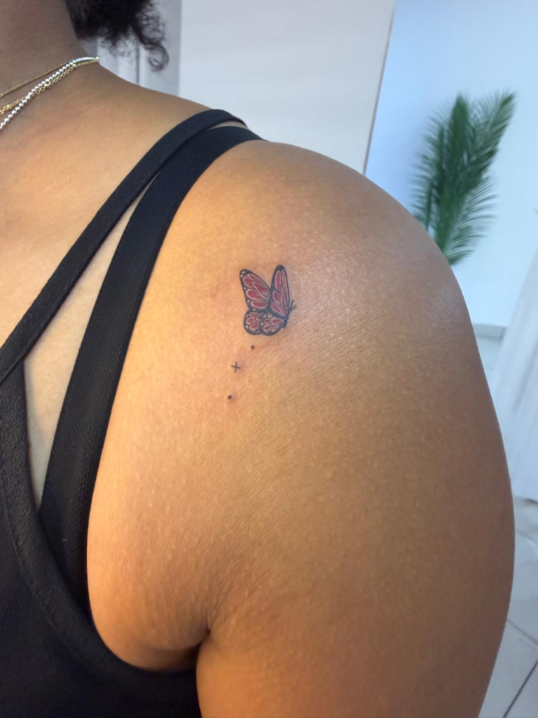 Papillon rose, épaule — tatouage réalisé au studio AUREA Lab, Antananarivo