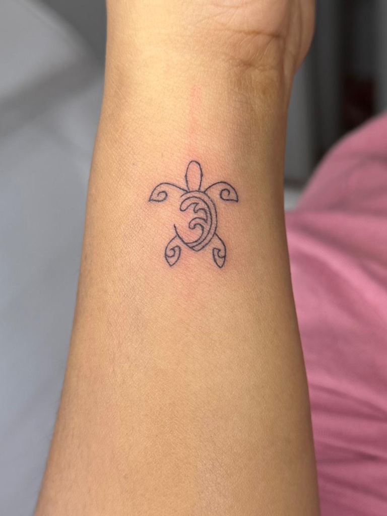 Tortue — tatouage réalisé au studio AUREA Lab, Antananarivo