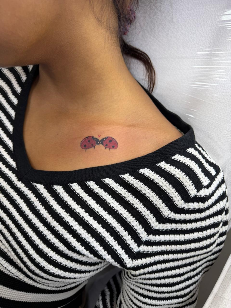 Coccinelle sur la nuque — tatouage réalisé au studio AUREA Lab, Antananarivo