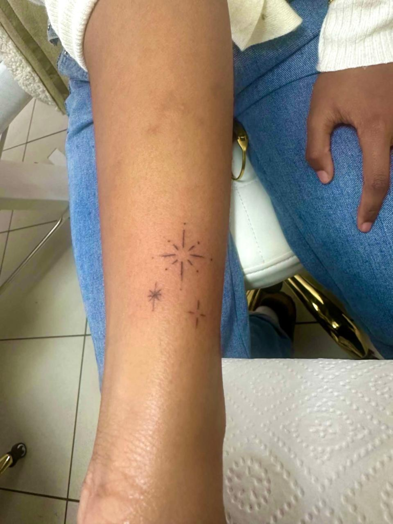 Étoiles fines — tatouage réalisé au studio AUREA Lab, Antananarivo