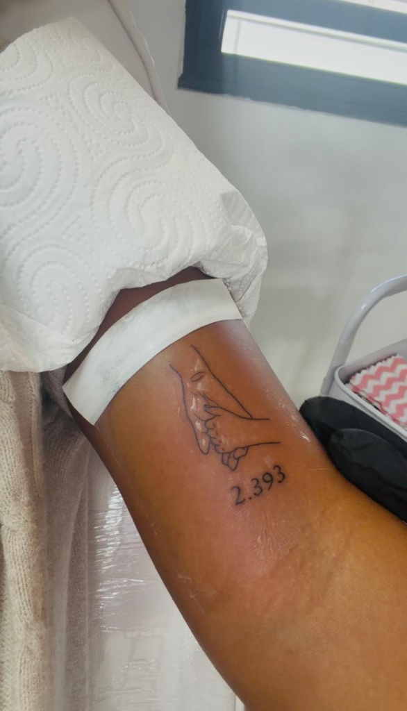 Dessin et date sur le bras — tatouage réalisé au studio AUREA Lab, Antananarivo