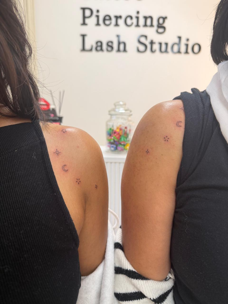 Petits motifs sur les épaules — tatouage réalisé au studio AUREA Lab, Antananarivo